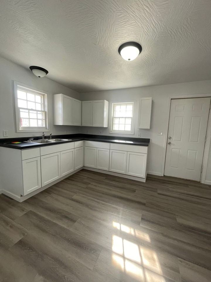 2218 W Olive St - Photo 3 of 10