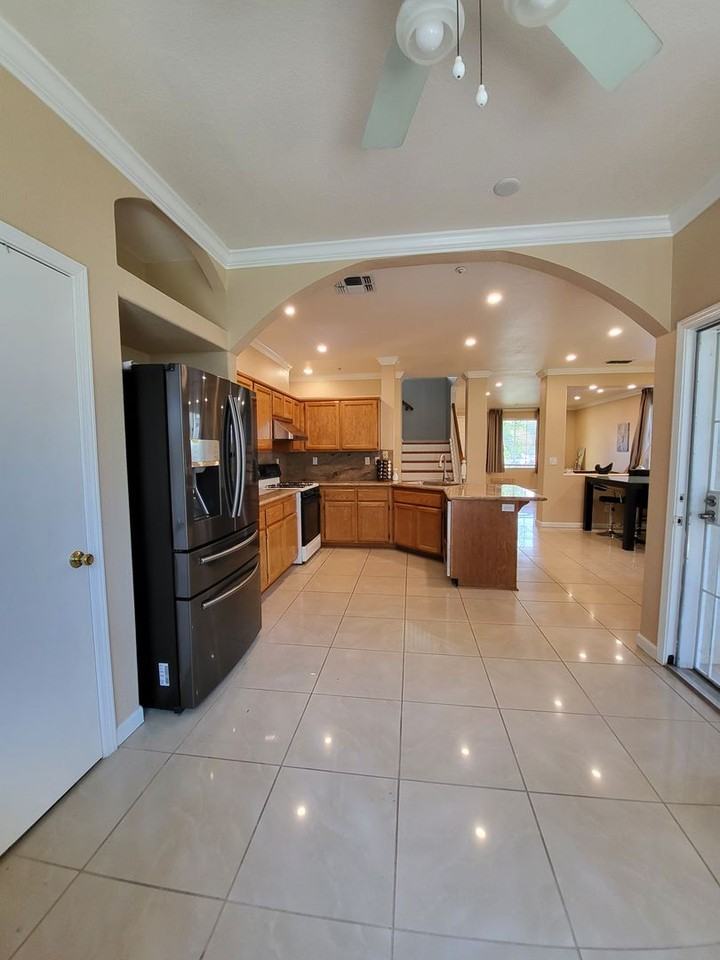 920 Garcia Dr - Photo 2 of 20
