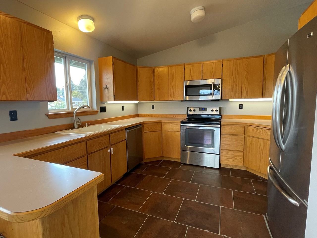 1138 N Baker Ave - Photo 2 of 12