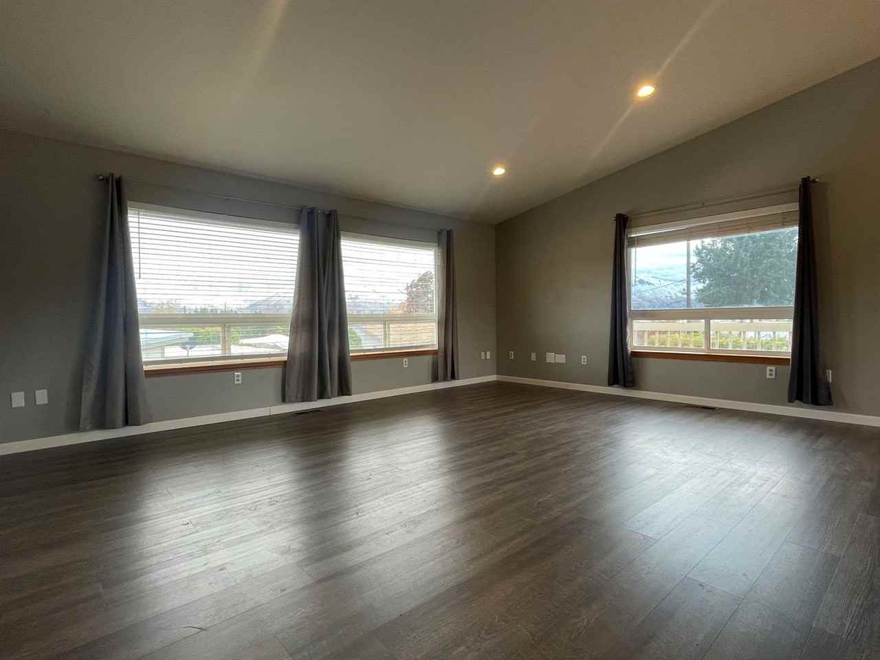 1138 N Baker Ave - Photo 3 of 12