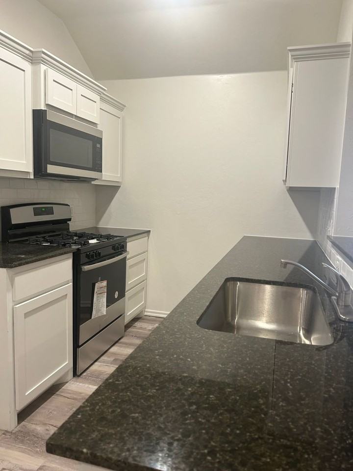 1311 Sw Oklahoma Ave #A - Photo 5 of 12