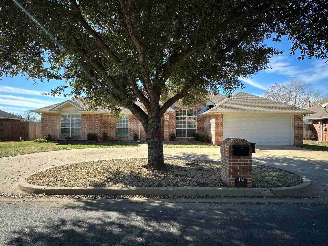 418 Amanda Ct - Photo 2 of 30