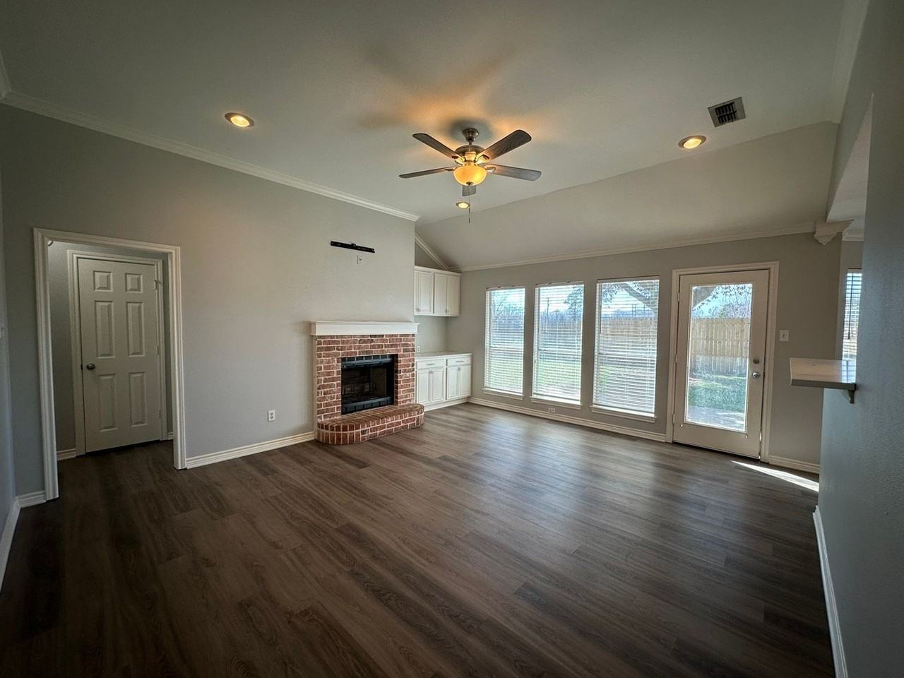 418 Amanda Ct - Photo 6 of 30