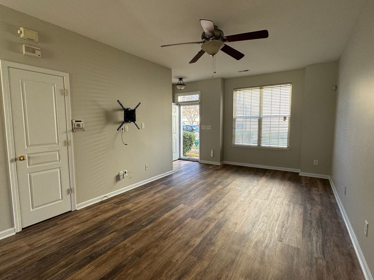 5541 Seths Dr - Photo 2 of 11