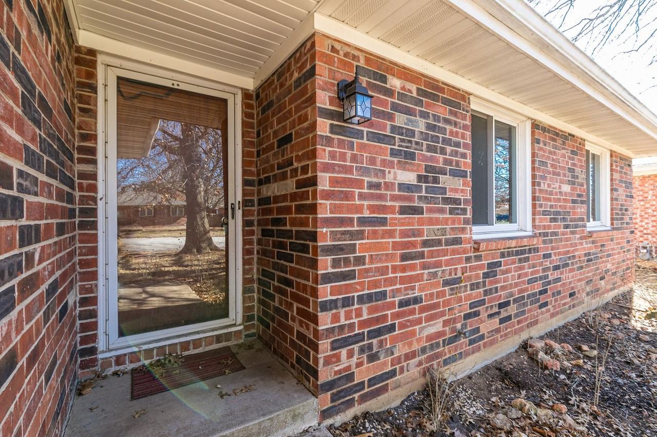 1432 S Lovers Ln - Photo 3 of 33