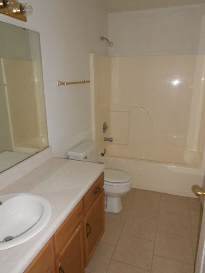 1909 Belle Vue Way Apt B - Photo 3 of 6
