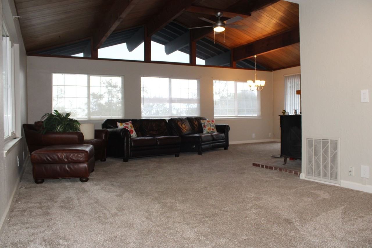 5746 Butler Rd - Photo 3 of 31