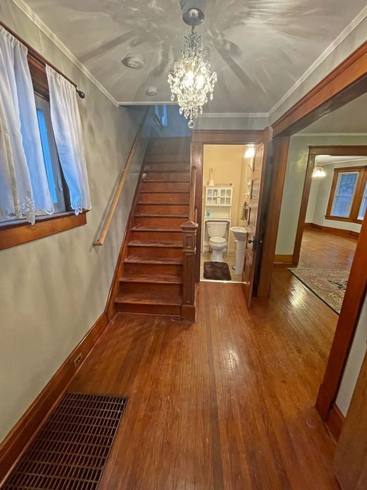 712 South Main Street - Photo 3 of 28