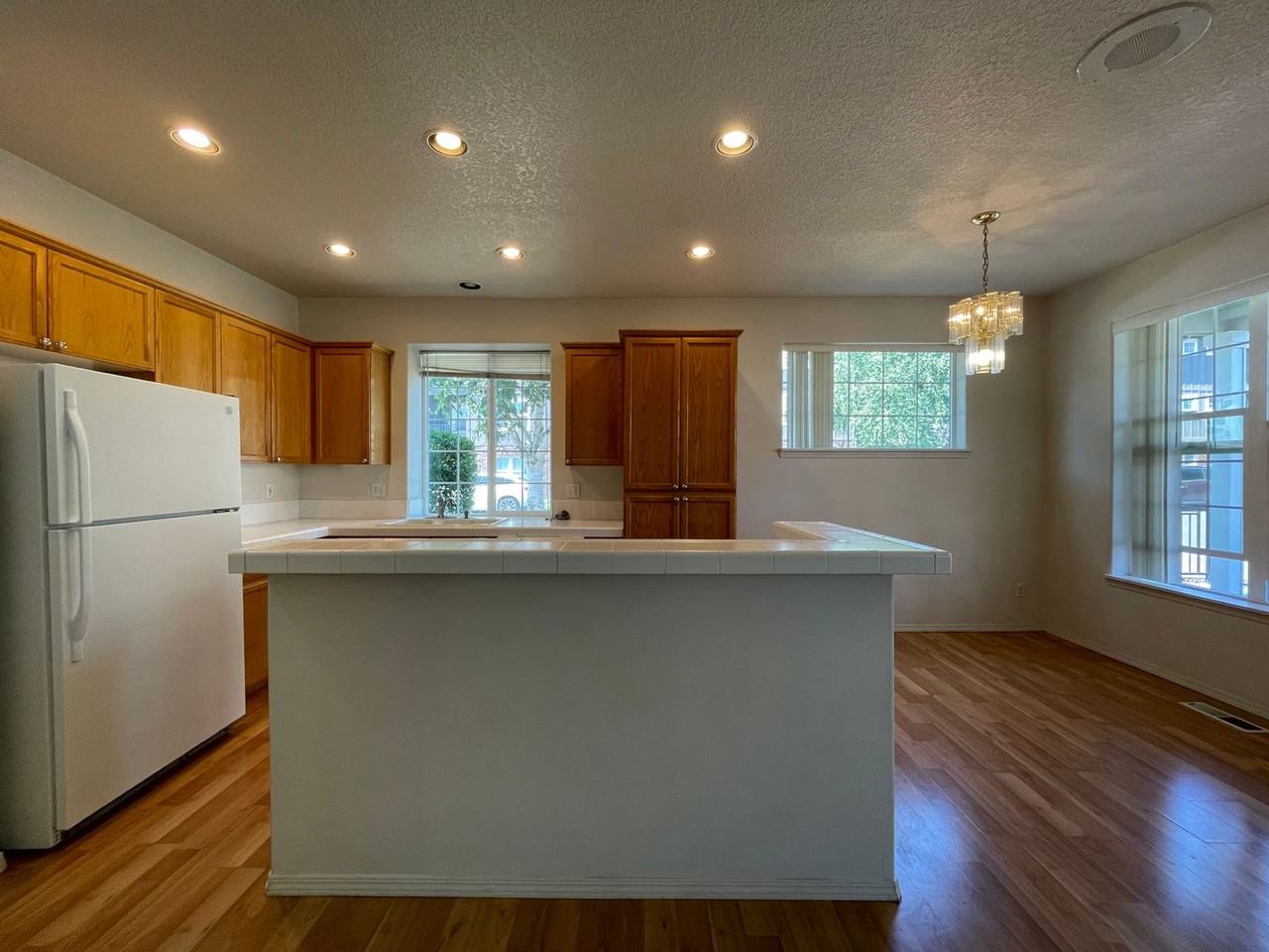 797 Ne 63rd Ave - Photo 5 of 36