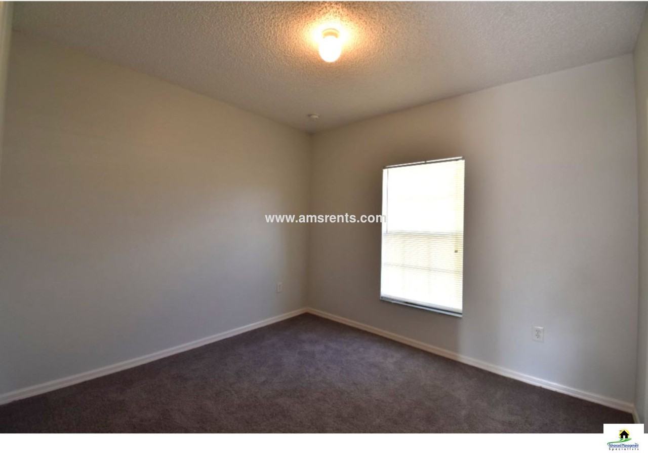 553 Hummingbird Ct - Photo 3 of 15