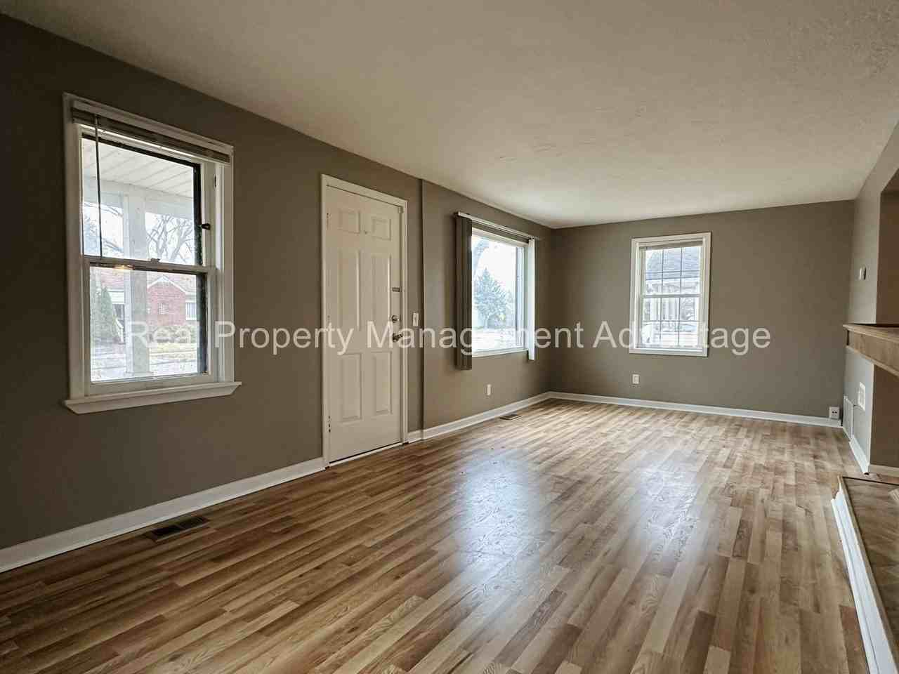23511 Wellington Ave - Photo 4 of 26