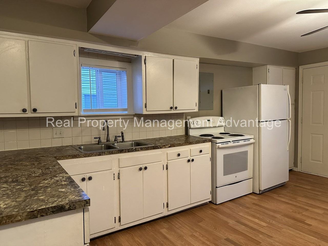 23511 Wellington Ave - Photo 6 of 26
