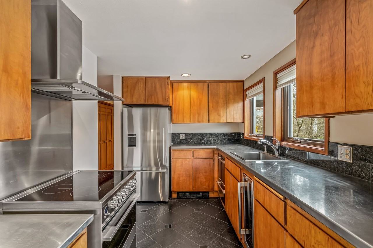 2101 Nob Hill Ave N - Photo 7 of 17