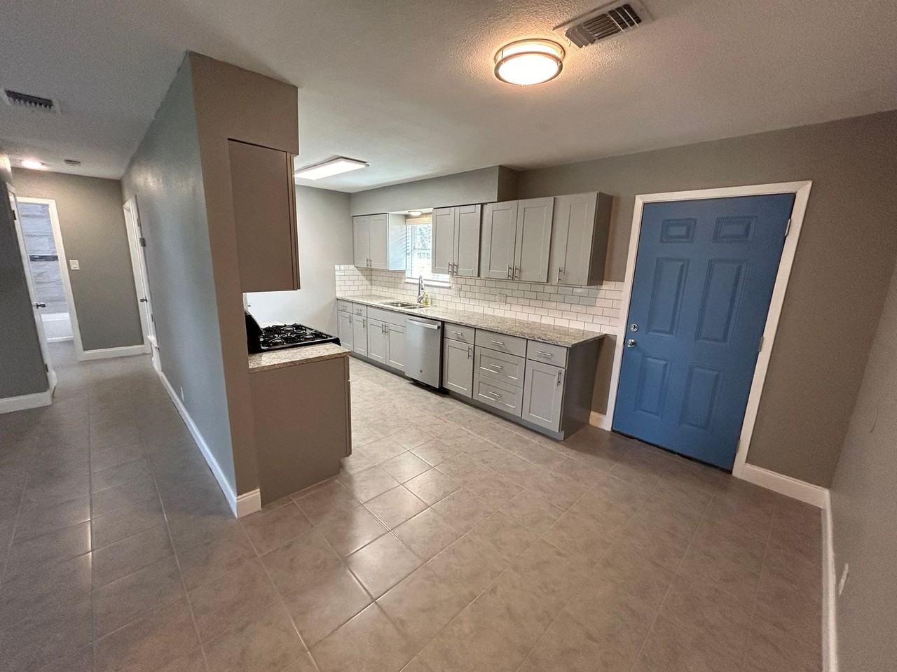 9414 Cliff Way St - Photo 6 of 24