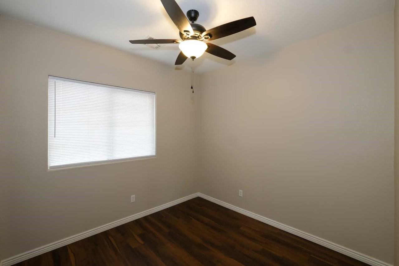 935 E Runaway Bay Pl - Photo 3 of 40