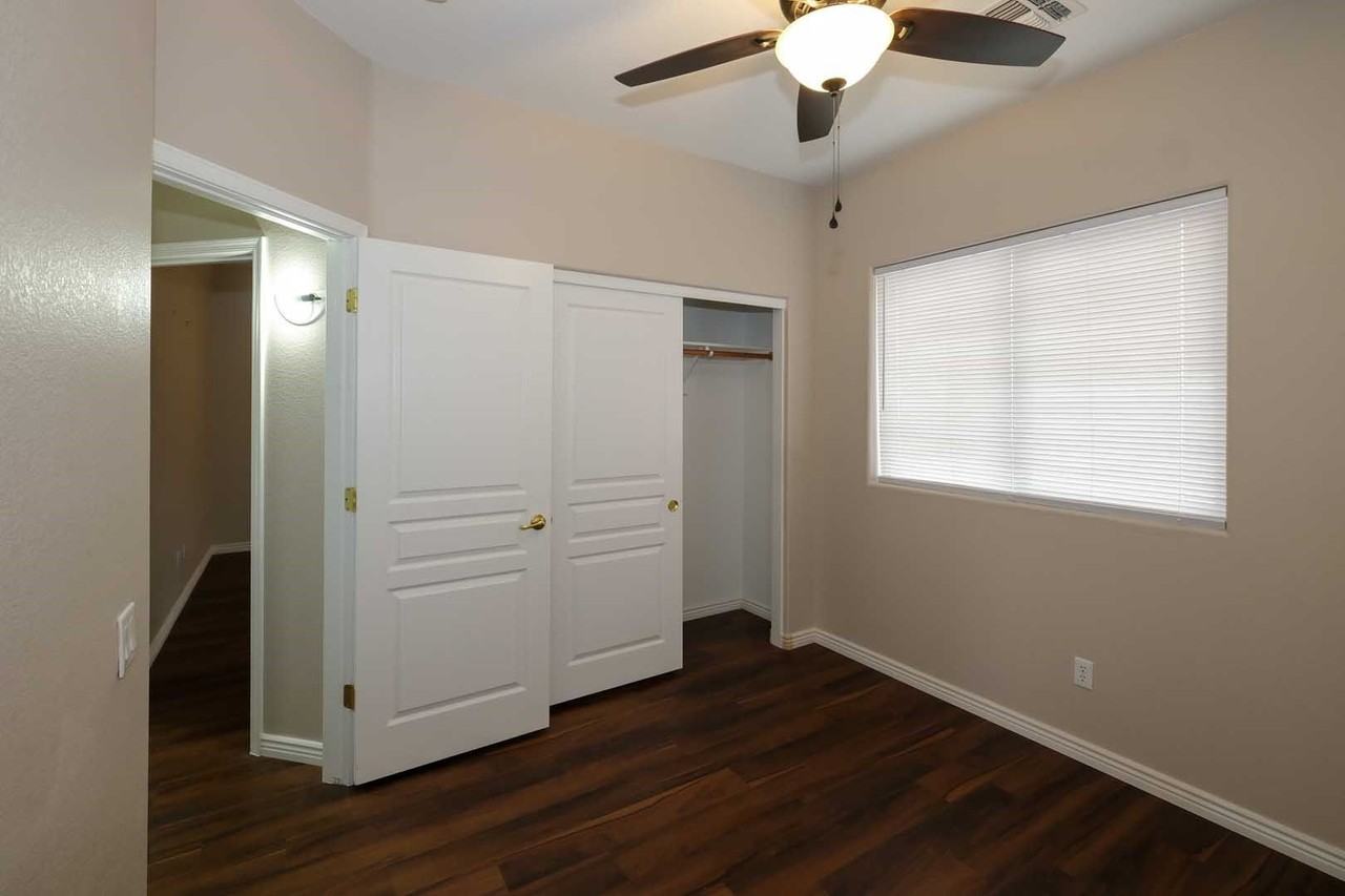 935 E Runaway Bay Pl - Photo 4 of 40