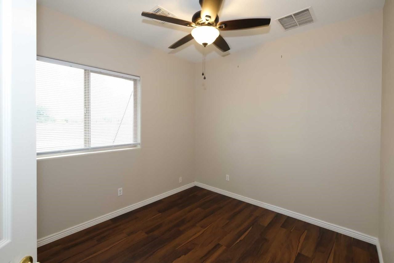 935 E Runaway Bay Pl - Photo 5 of 40