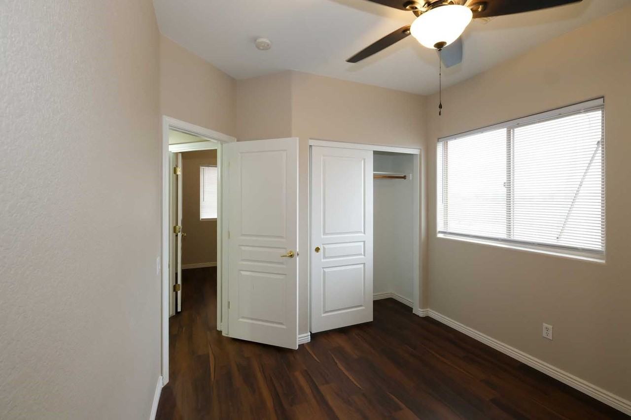 935 E Runaway Bay Pl - Photo 6 of 40
