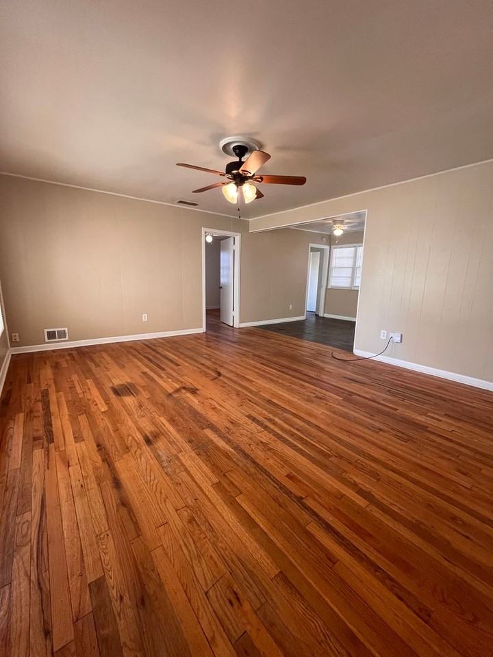 5008 42nd St - Photo 3 of 17
