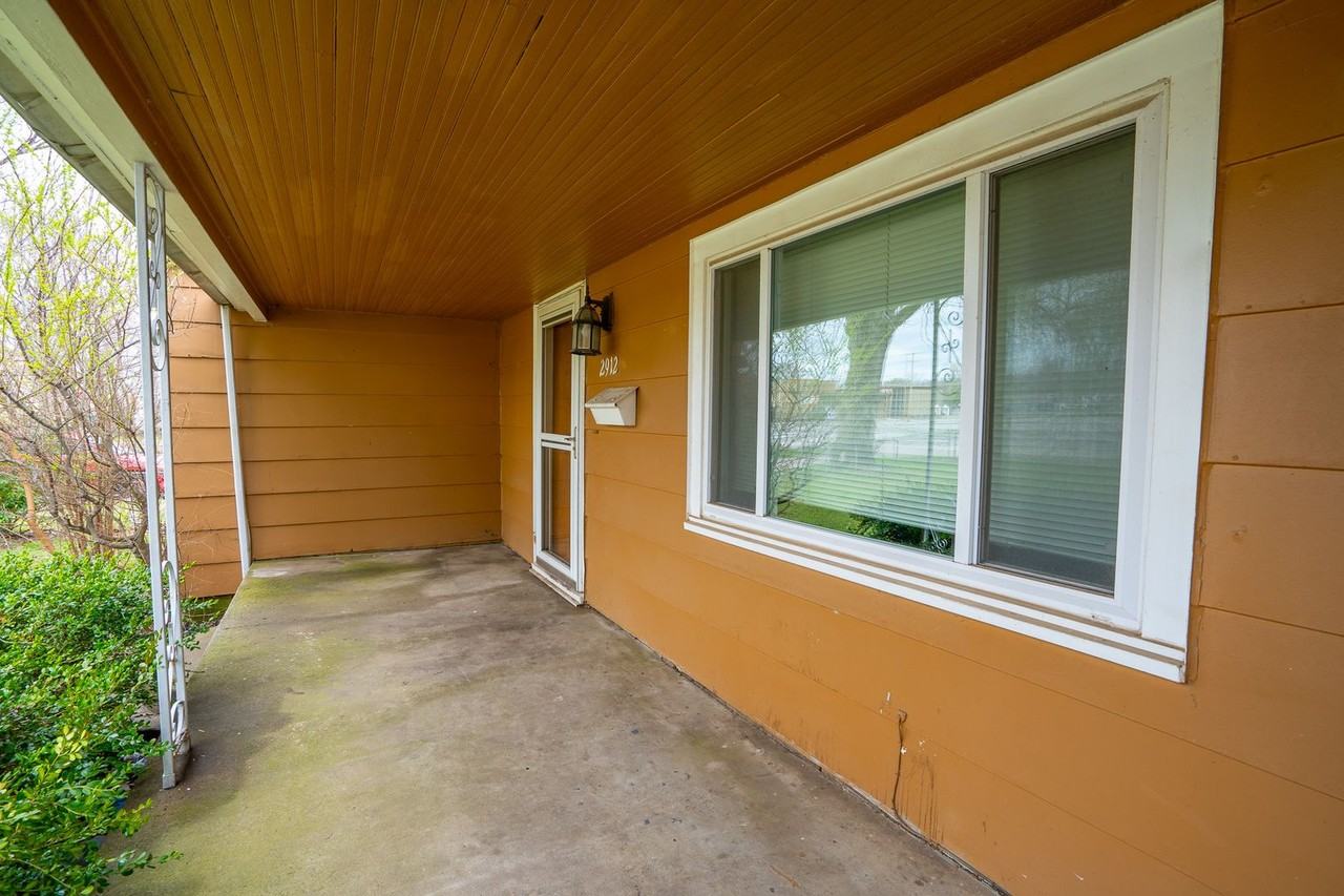 2912 W 40th St - Photo 2 of 16