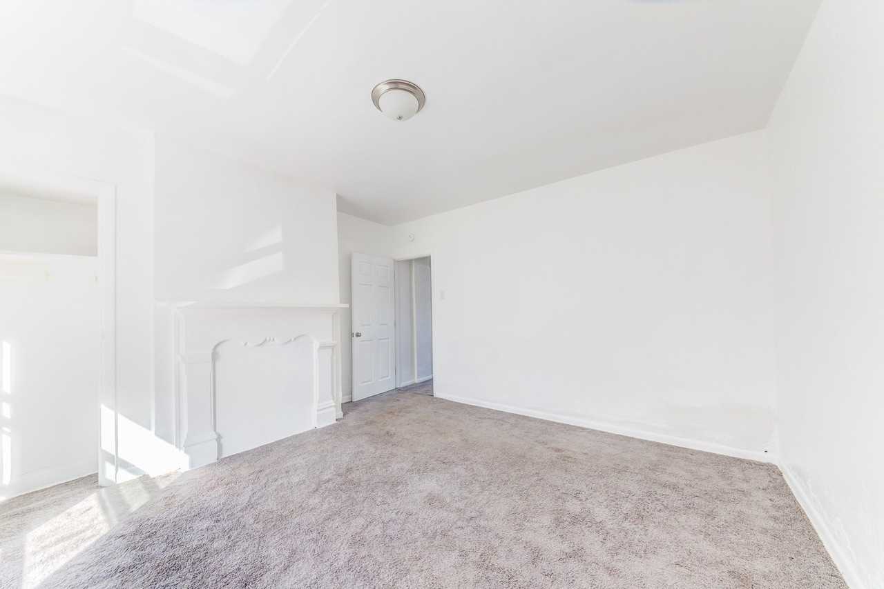 919 Lillian St - Photo 4 of 10