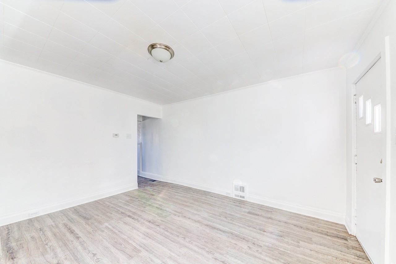 919 Lillian St - Photo 2 of 10