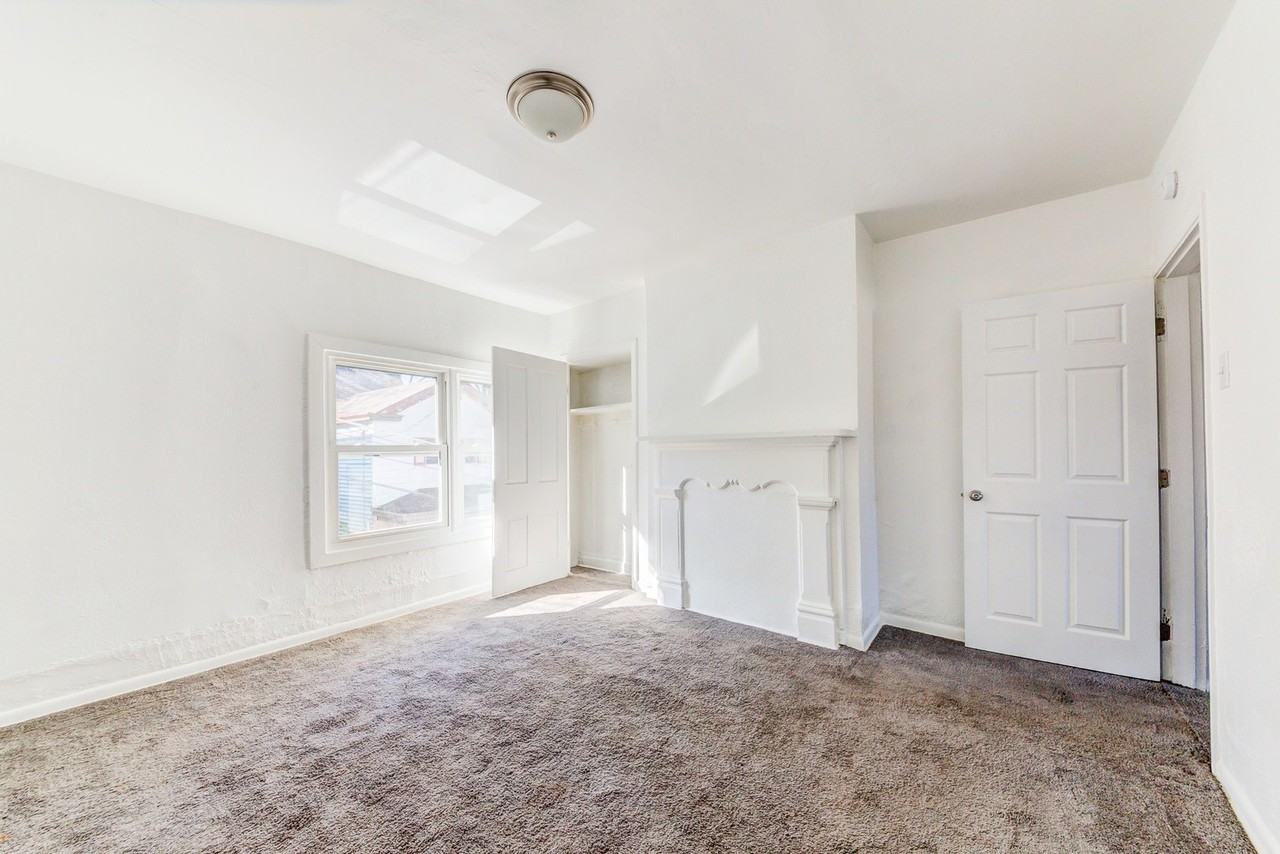 919 Lillian St - Photo 5 of 10