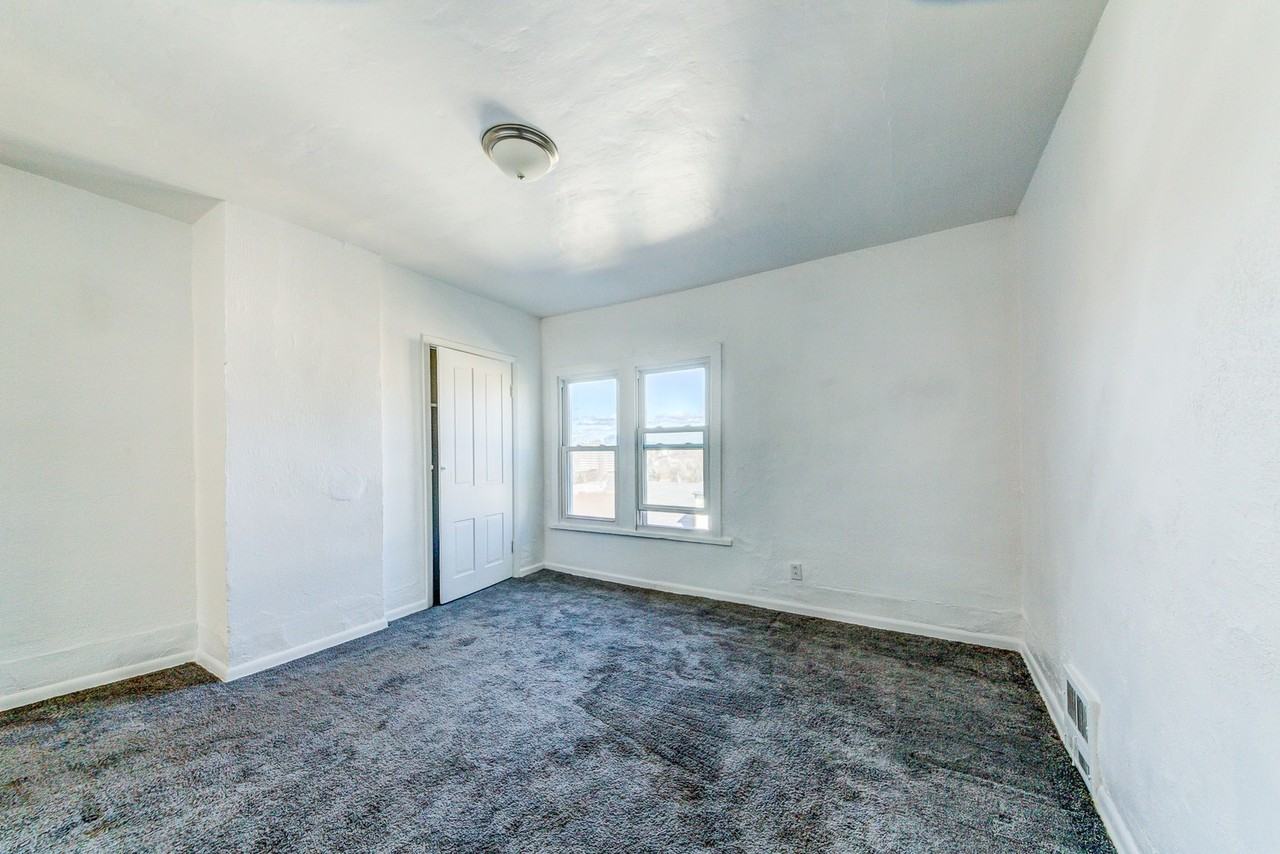 919 Lillian St - Photo 7 of 10