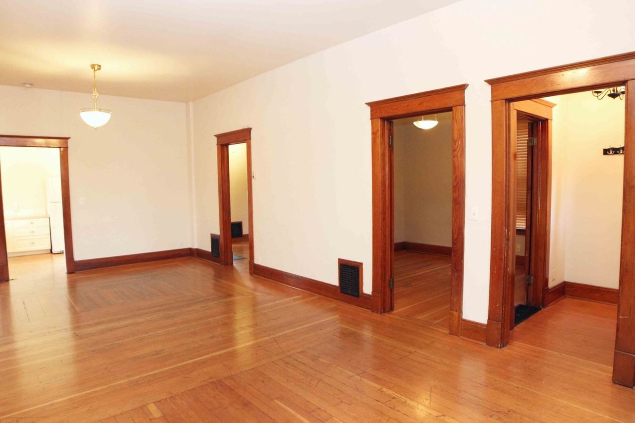 211 W Mulberry St - Photo 2 of 11