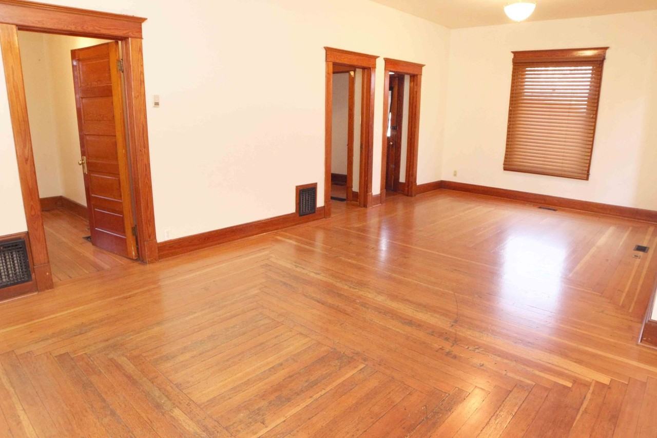 211 W Mulberry St - Photo 3 of 11