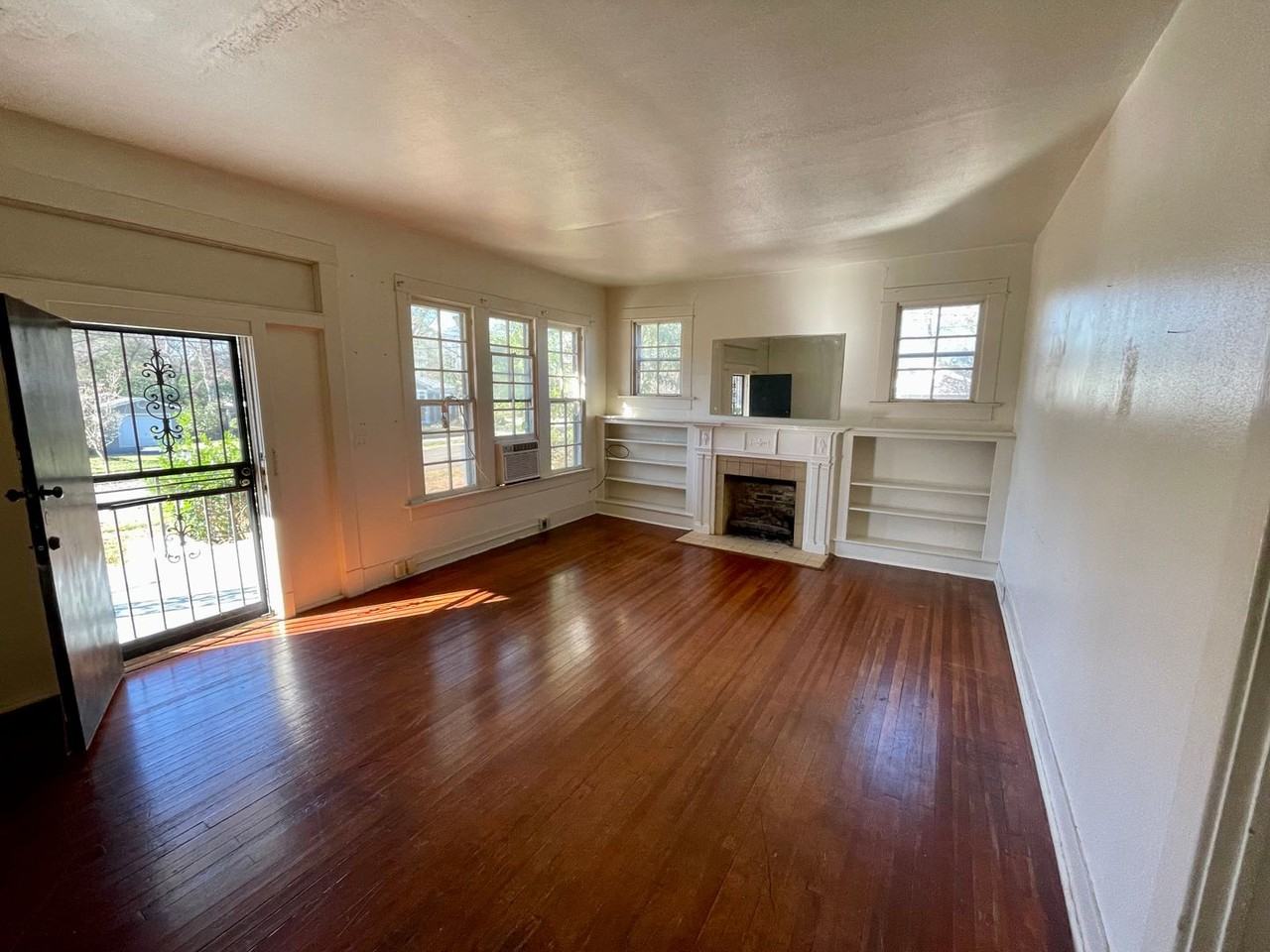 1728 Edgewood St - Photo 2 of 9