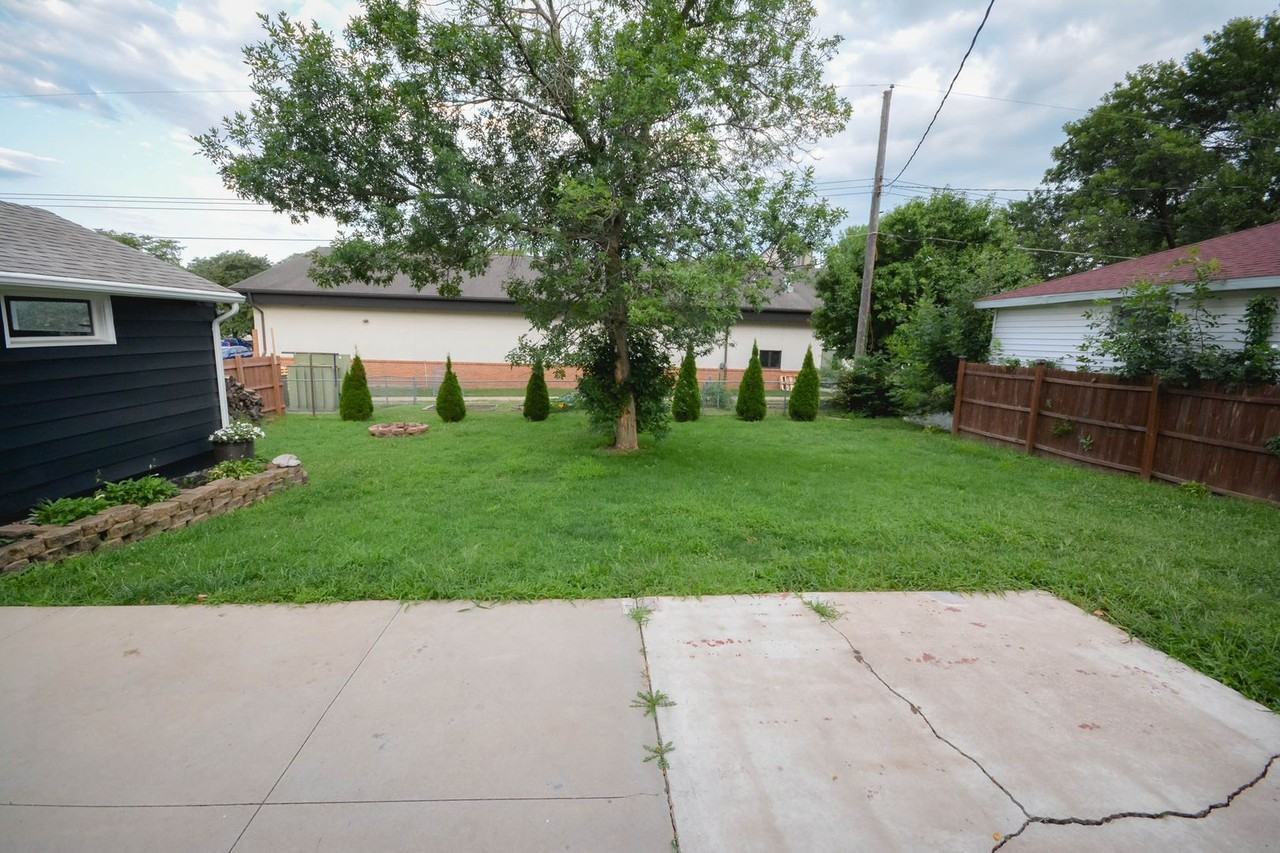 2829 17th Ave Nw - Photo 4 of 24