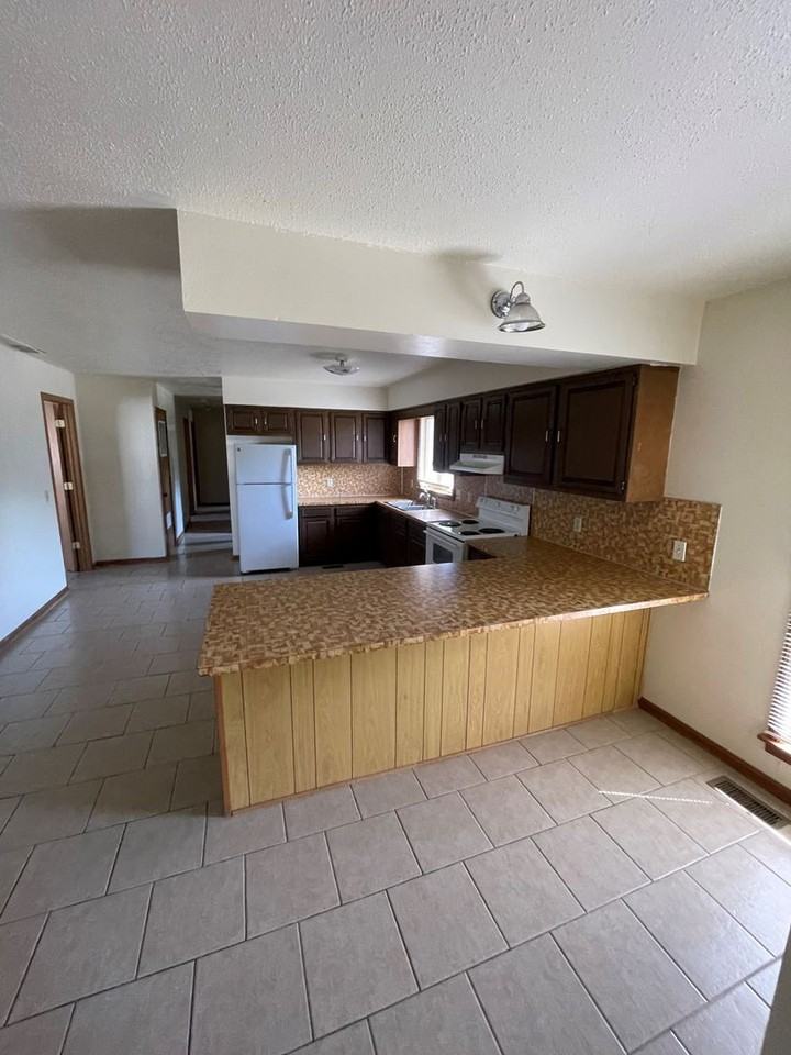 729 4th St - Photo 3 of 10