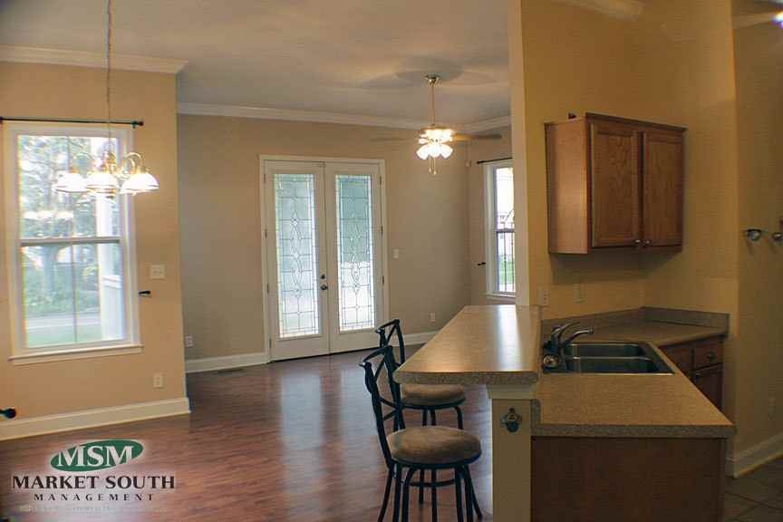 727 E Henry St - Photo 4 of 15