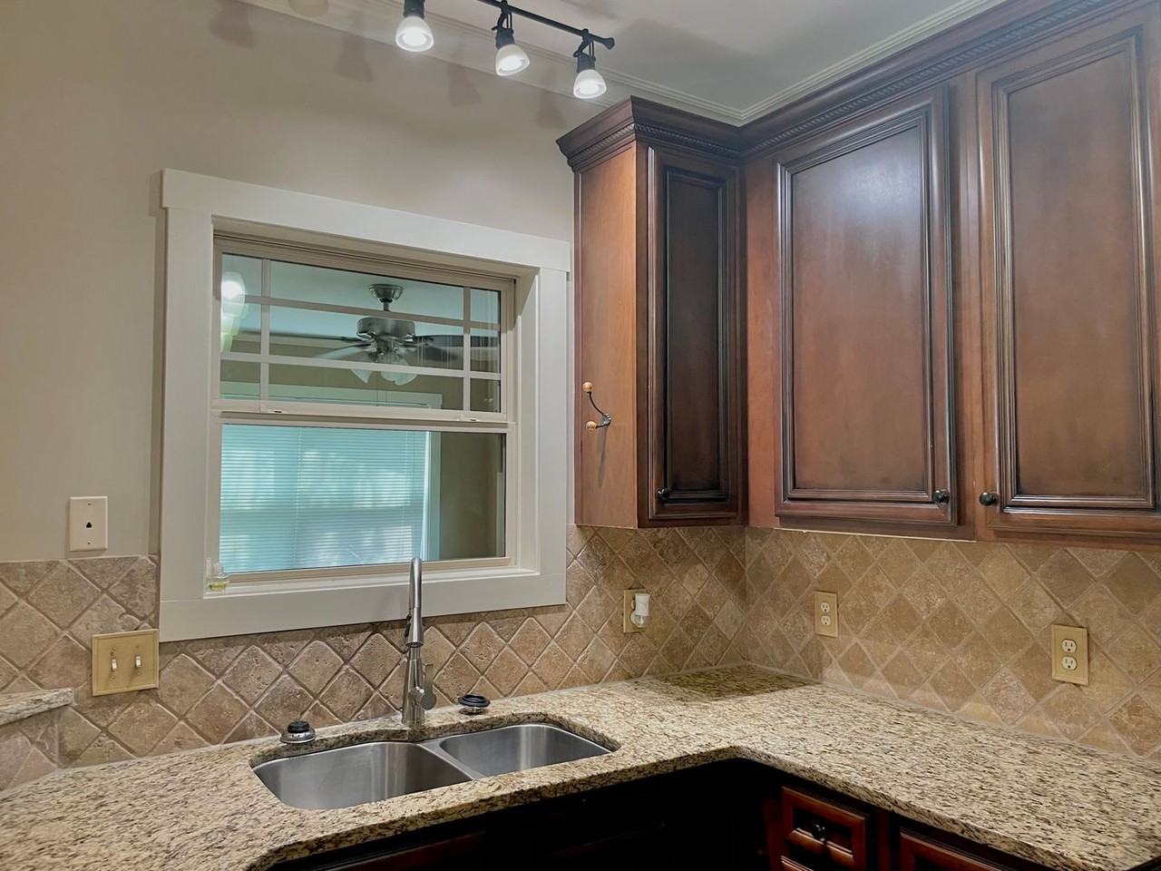 253 Solamere Ln - Photo 7 of 33