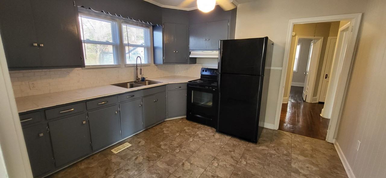 208 W 21st St - Photo 3 of 5