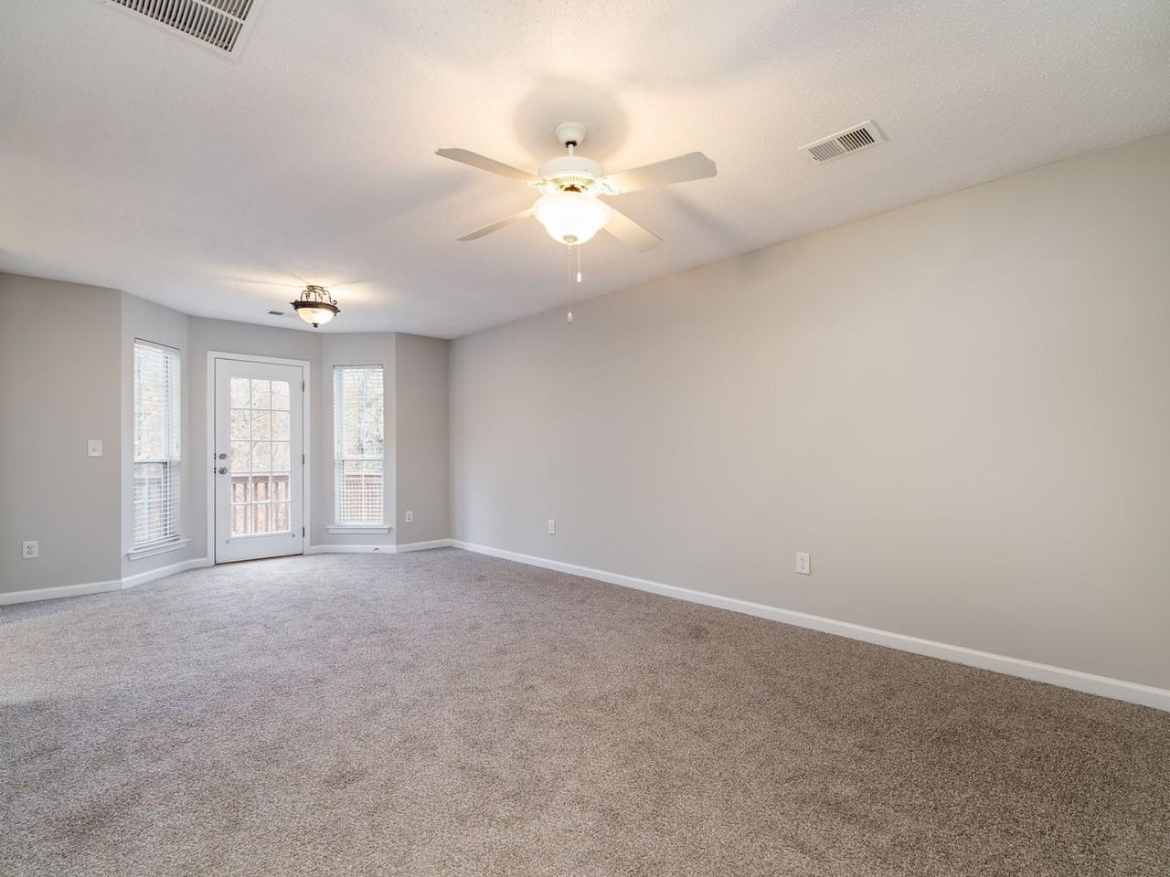 427 Red Coat Ln - Photo 4 of 23