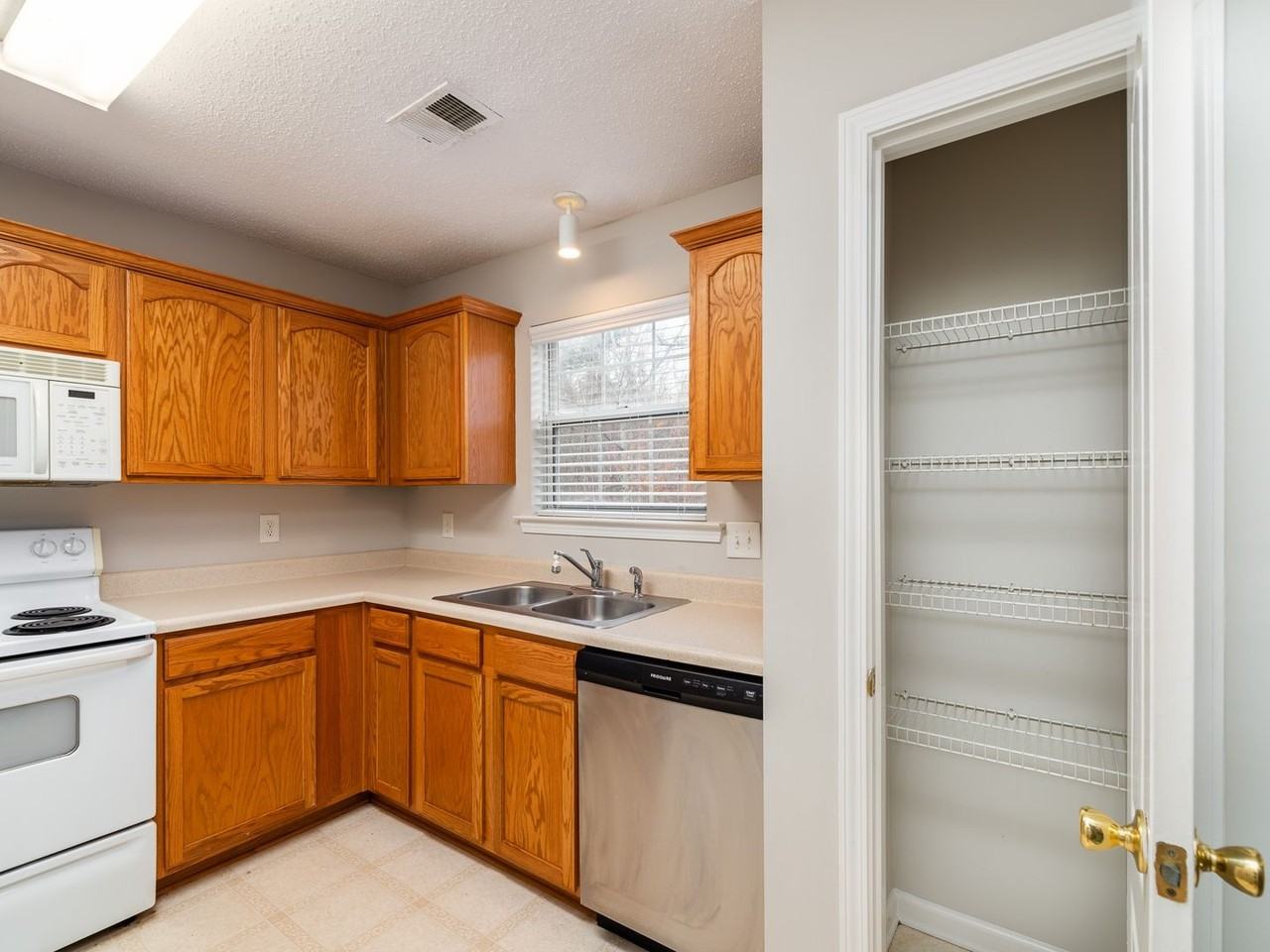 427 Red Coat Ln - Photo 7 of 23