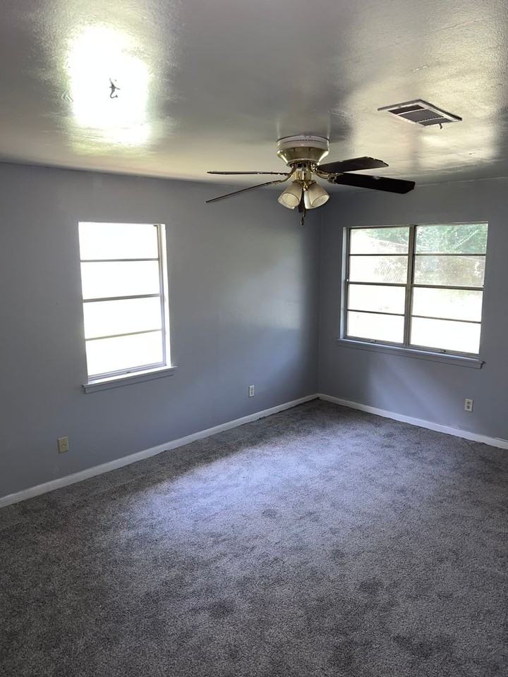 733 Dowling St - Photo 3 of 9