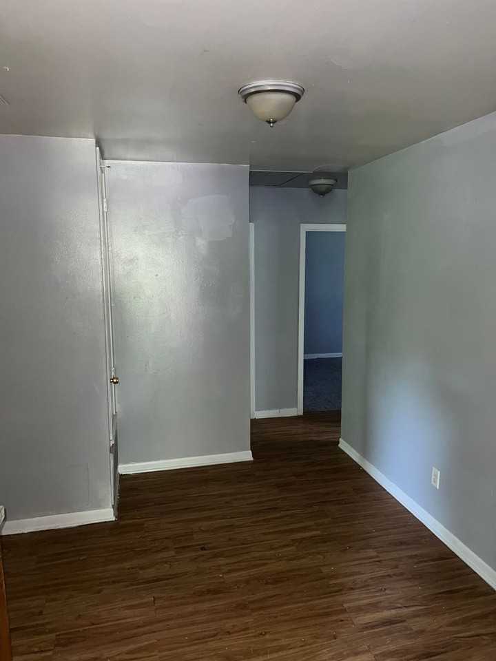 733 Dowling St - Photo 2 of 9