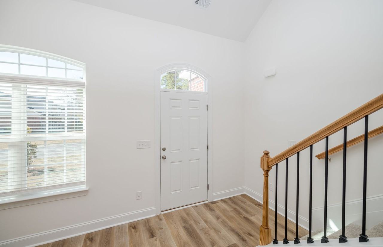 402 Manly Way - Photo 5 of 46
