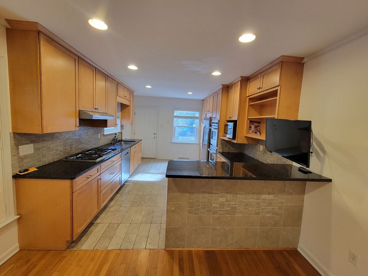 238 E Marion St - Photo 3 of 18