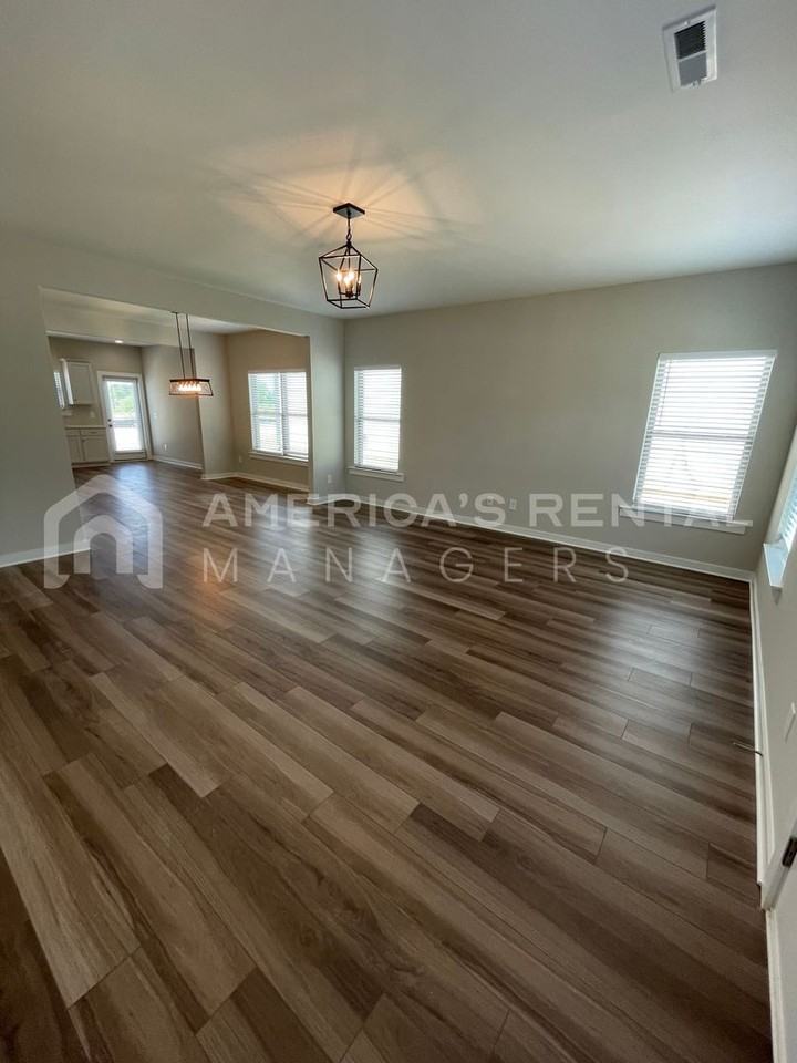 2123 Sullivan Drive Southwest - Photo 4 of 31