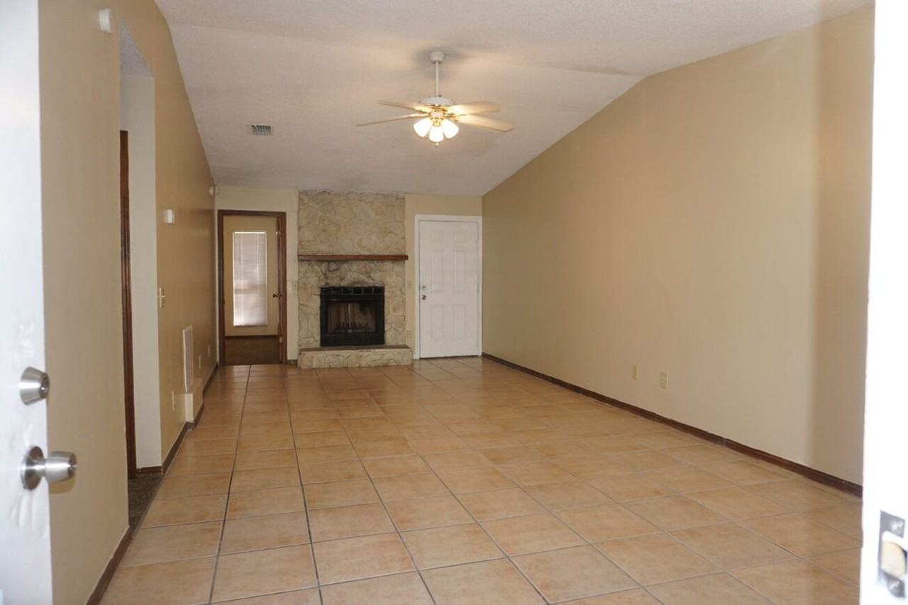 1043 Lee Rd - Photo 2 of 11