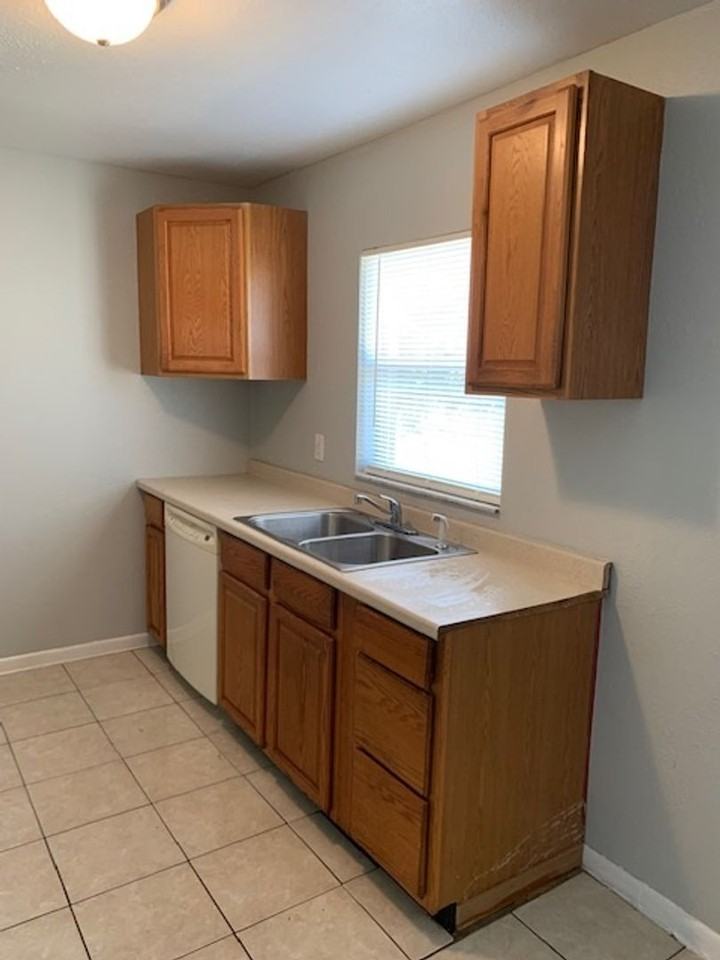 2443 Lilly St - Photo 3 of 16