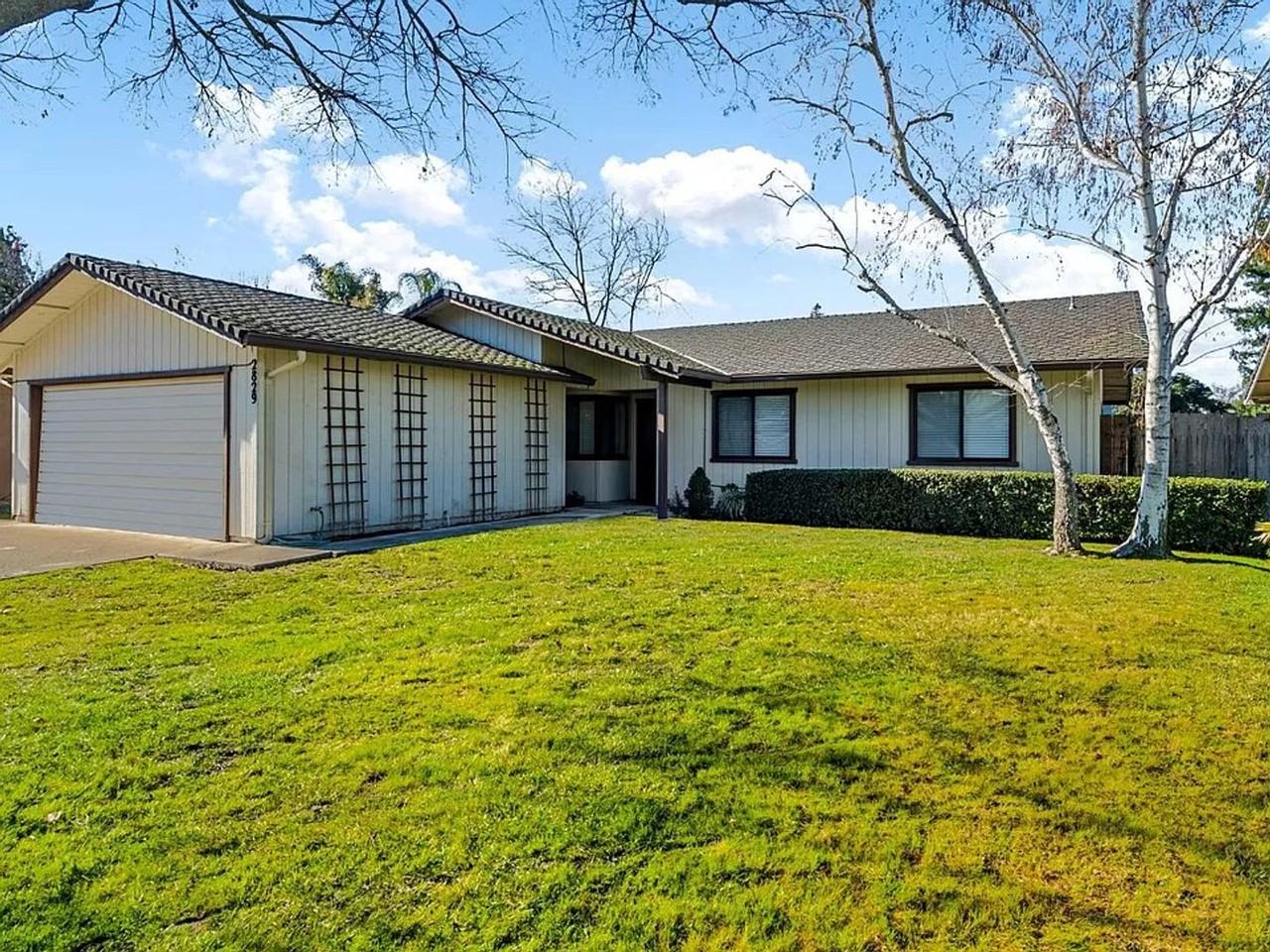 2829 Smoke Tree Cir - Photo 2 of 27