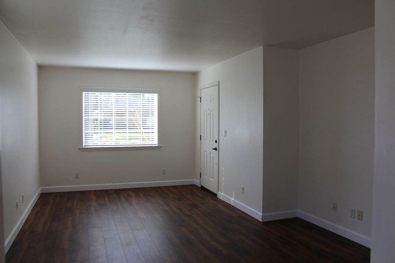 2684 D St - Photo 3 of 8