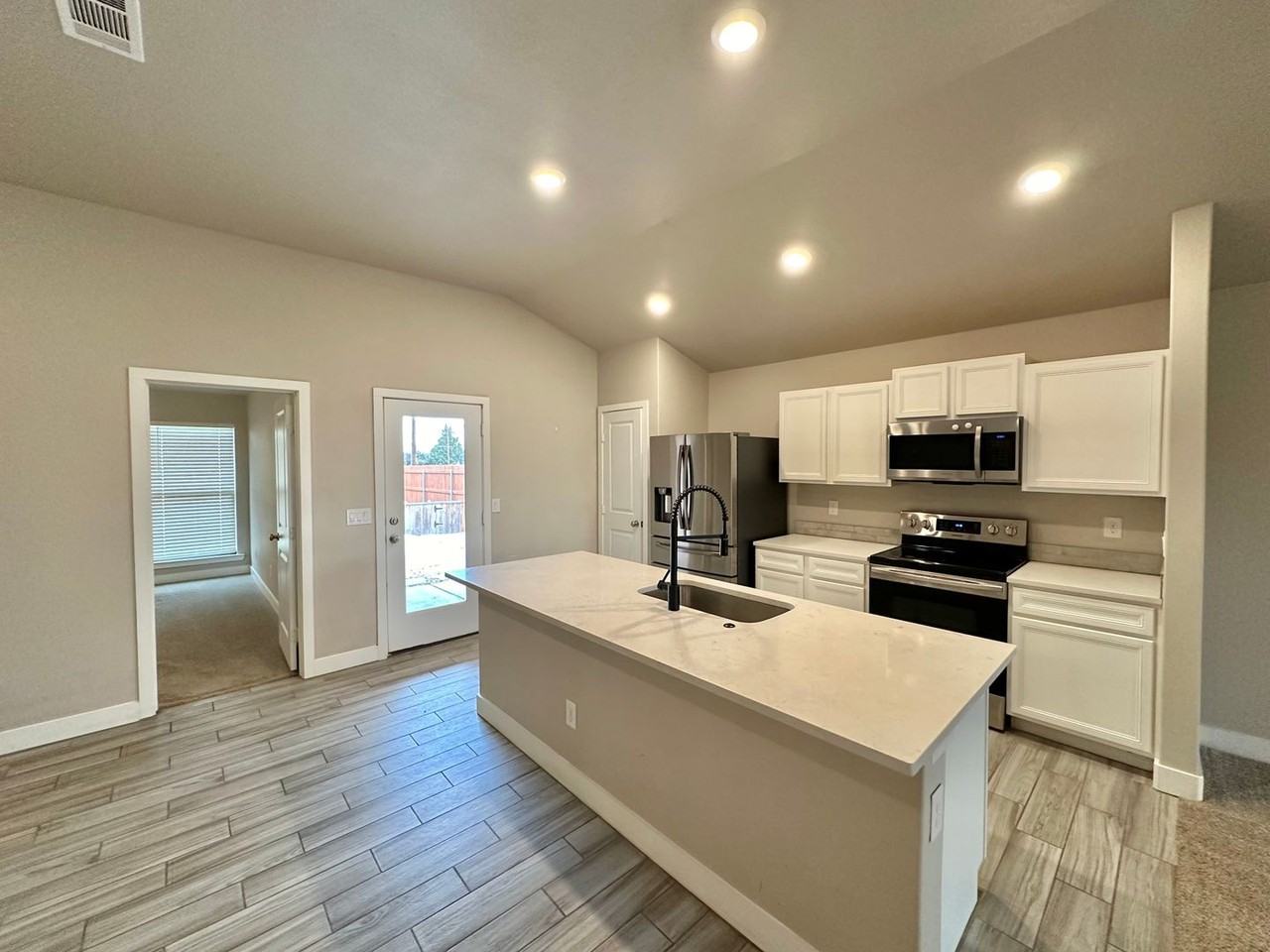 7302 29th St - Photo 3 of 20