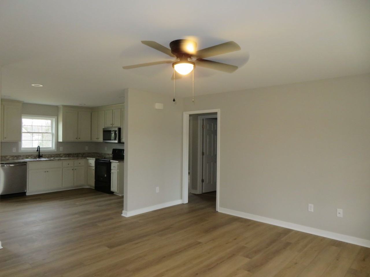 4920 Courtney Ct - Photo 3 of 22