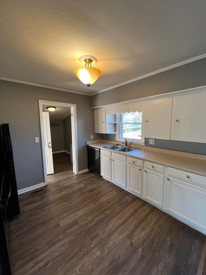 126 Cooper St - Photo 3 of 10